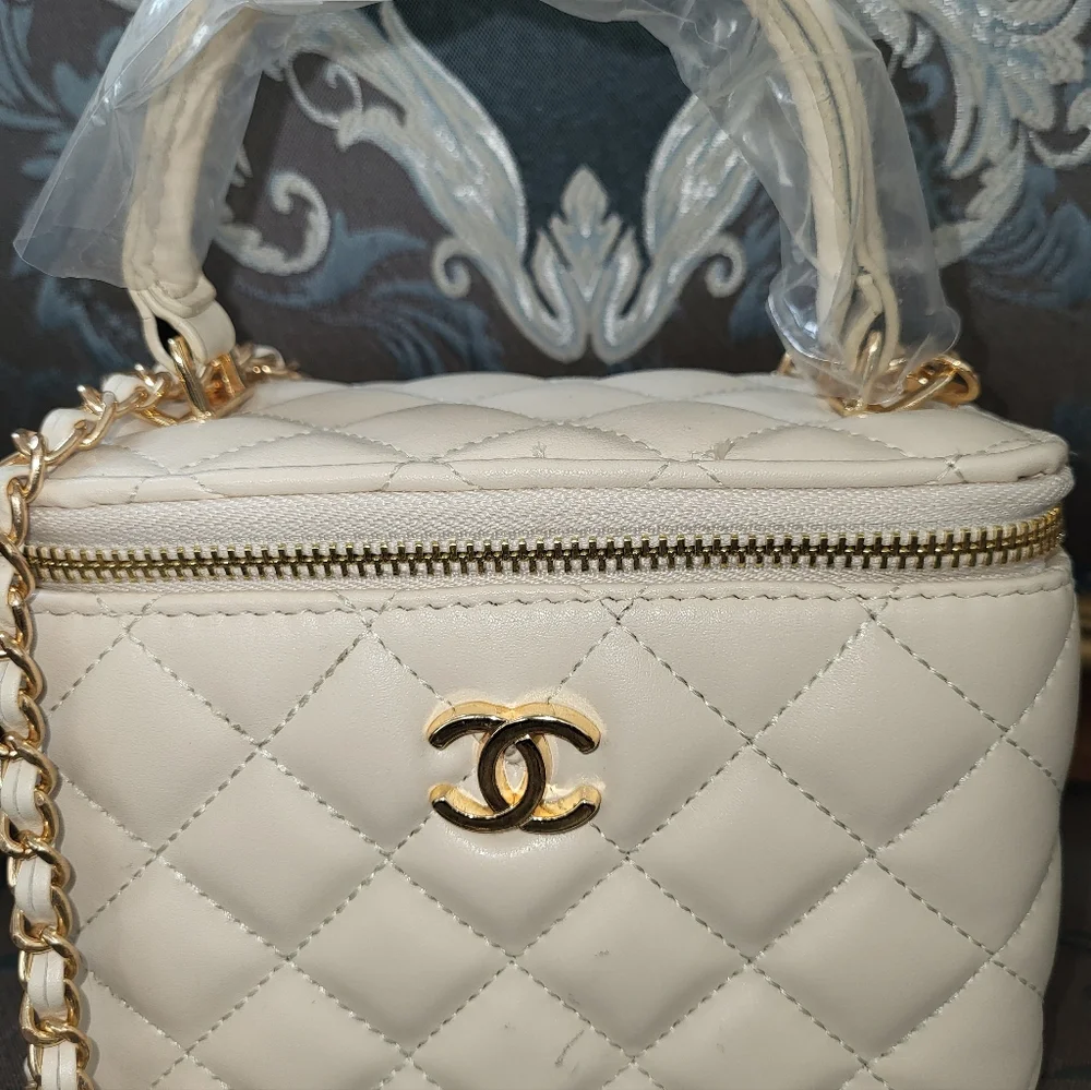 Chanel Ivory Quilted Mini Bag with Gold Details - Picture 2 of 7